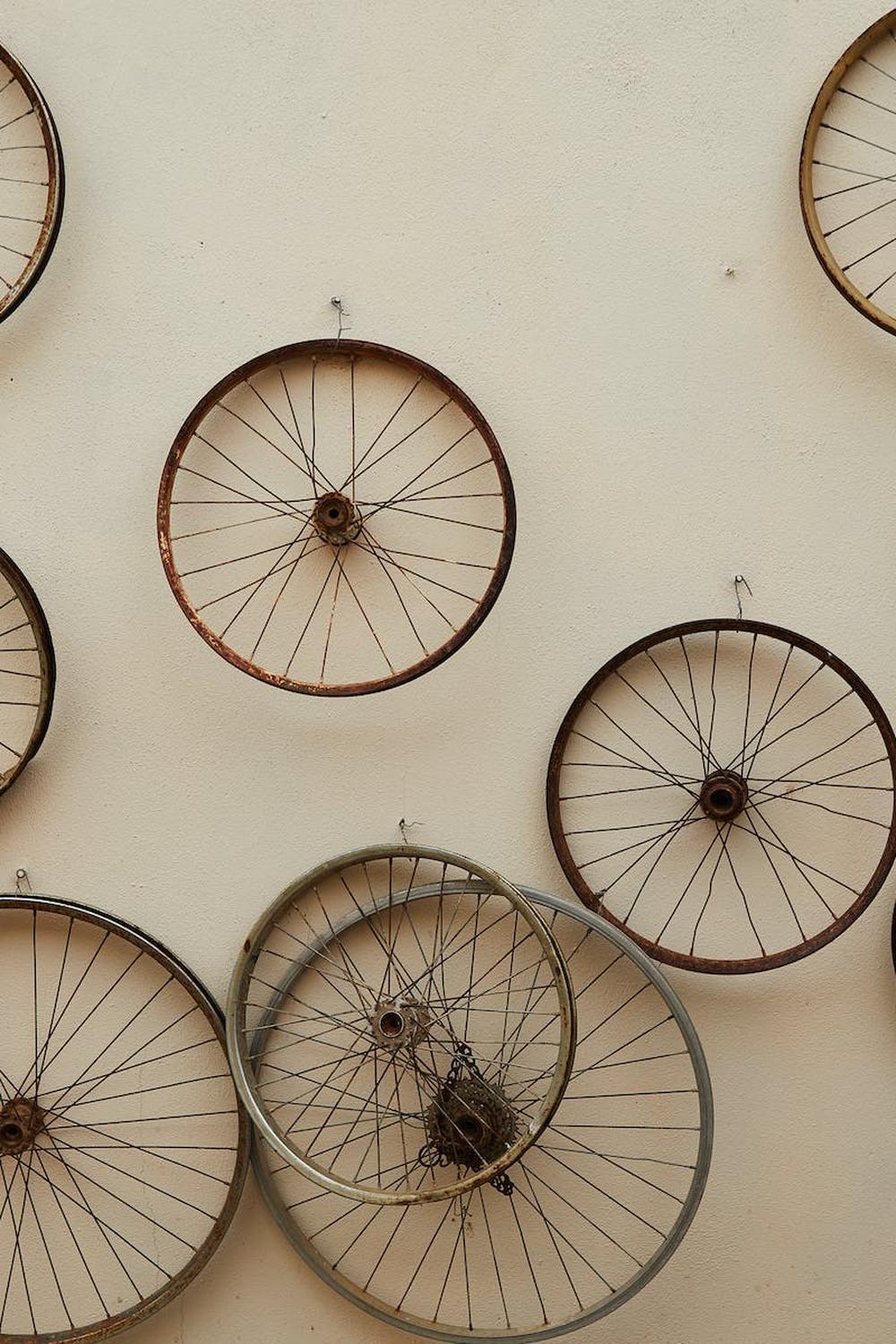 different_shapes_and_sizes_spoke_wheels_hanging_on