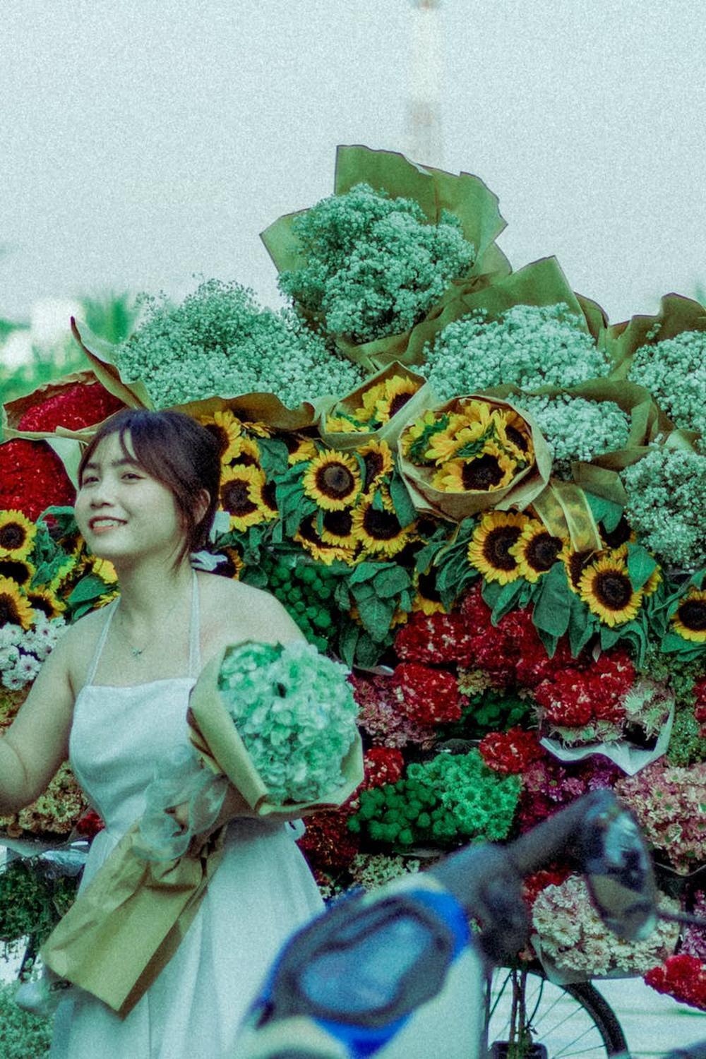 florist_selling_flowers_on_street_from_stall_on_bi